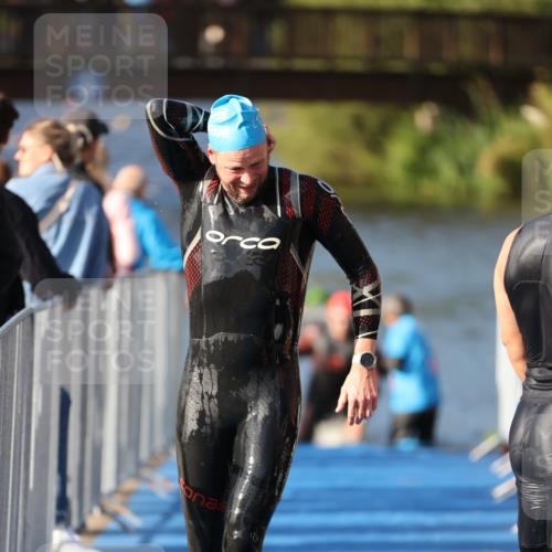 25.08.2024 - Elbe Triathlon Hamburg H.Heesch http://msf.ph/oto/6861182 25.08.2024 09:16:41 Schwimmen 387, 390 meine-sportfotos.de