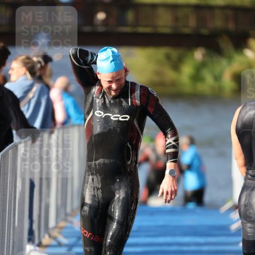 25.08.2024 - Elbe Triathlon Hamburg H.Heesch http://msf.ph/oto/6861184 25.08.2024 09:16:41 Schwimmen 387, 390 meine-sportfotos.de