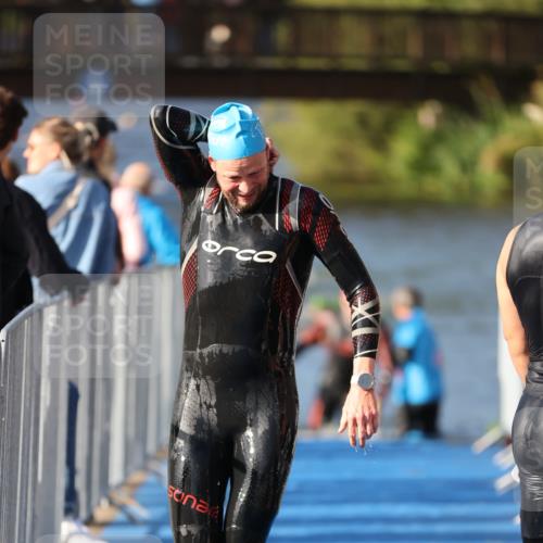 25.08.2024 - Elbe Triathlon Hamburg H.Heesch http://msf.ph/oto/6861188 25.08.2024 09:16:41 Schwimmen 387, 390 meine-sportfotos.de