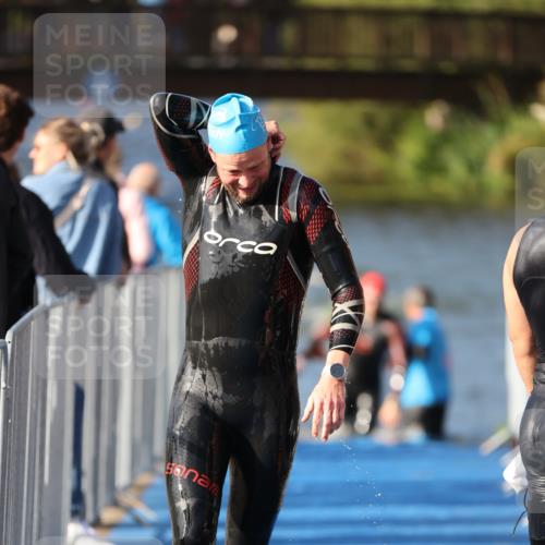 25.08.2024 - Elbe Triathlon Hamburg H.Heesch http://msf.ph/oto/6861196 25.08.2024 09:16:41 Schwimmen 387, 390 meine-sportfotos.de