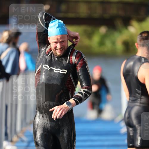 25.08.2024 - Elbe Triathlon Hamburg H.Heesch http://msf.ph/oto/6861200 25.08.2024 09:16:42 Schwimmen 387, 390 meine-sportfotos.de
