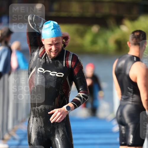 25.08.2024 - Elbe Triathlon Hamburg H.Heesch http://msf.ph/oto/6861208 25.08.2024 09:16:42 Schwimmen 387, 390 meine-sportfotos.de