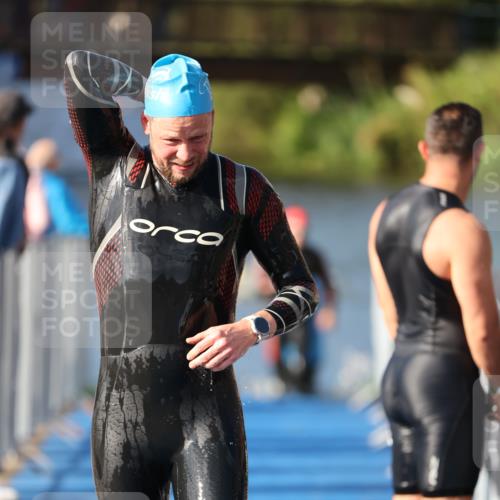 25.08.2024 - Elbe Triathlon Hamburg H.Heesch http://msf.ph/oto/6861216 25.08.2024 09:16:42 Schwimmen 387, 390 meine-sportfotos.de