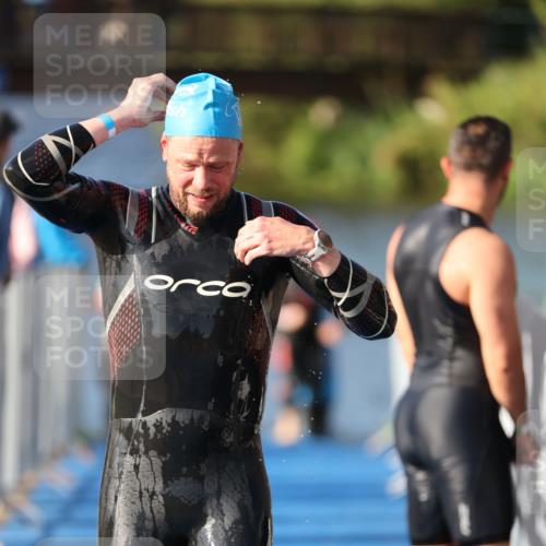 25.08.2024 - Elbe Triathlon Hamburg H.Heesch http://msf.ph/oto/6861227 25.08.2024 09:16:42 Schwimmen 387, 390 meine-sportfotos.de