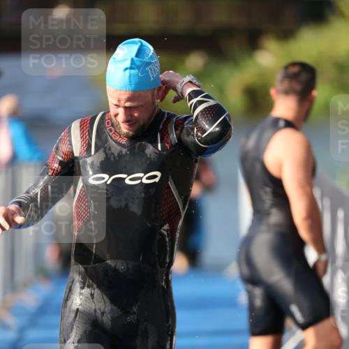 25.08.2024 - Elbe Triathlon Hamburg H.Heesch http://msf.ph/oto/6861243 25.08.2024 09:16:42 Schwimmen 387, 390 meine-sportfotos.de