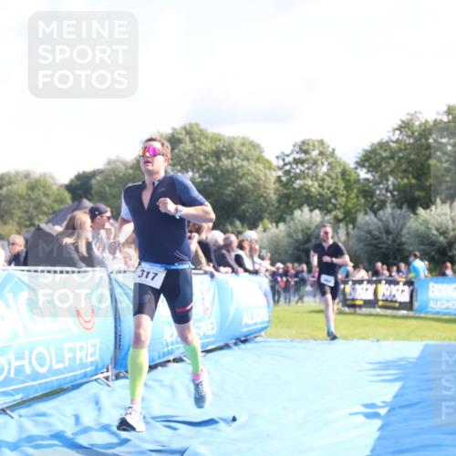 25.08.2024 - Elbe Triathlon Hamburg H.Heesch http://msf.ph/oto/6861246 25.08.2024 11:04:00 Ziel 264, 282, 317 meine-sportfotos.de