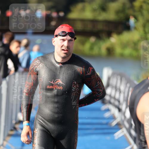 25.08.2024 - Elbe Triathlon Hamburg H.Heesch http://msf.ph/oto/6861316 25.08.2024 09:16:53 Schwimmen 347, 387, 390 meine-sportfotos.de