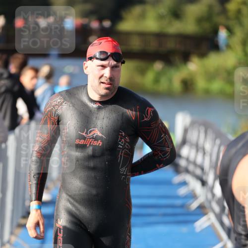 25.08.2024 - Elbe Triathlon Hamburg H.Heesch http://msf.ph/oto/6861322 25.08.2024 09:16:53 Schwimmen 347, 387, 390 meine-sportfotos.de