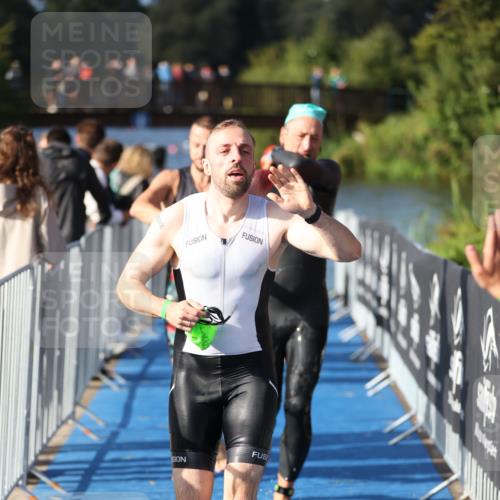 25.08.2024 - Elbe Triathlon Hamburg H.Heesch http://msf.ph/oto/6861381 25.08.2024 09:17:15 Schwimmen 304, 307, 347, 370, 378, 387, 417, 434 meine-sportfotos.de