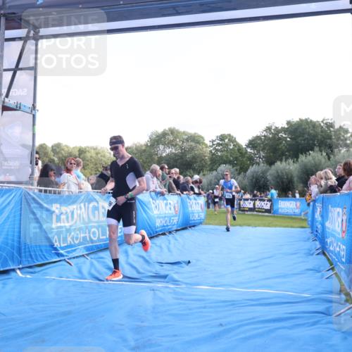 25.08.2024 - Elbe Triathlon Hamburg H.Heesch http://msf.ph/oto/6861385 25.08.2024 11:04:18 Ziel 210, 296, 339 meine-sportfotos.de