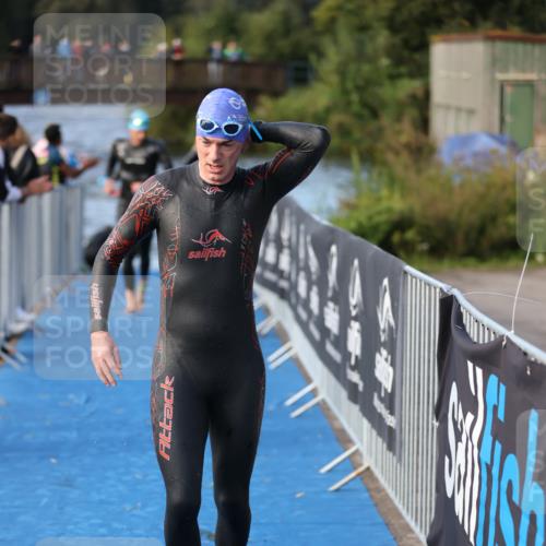 25.08.2024 - Elbe Triathlon Hamburg H.Heesch http://msf.ph/oto/6861450 25.08.2024 09:17:54 Schwimmen 381, 421 meine-sportfotos.de