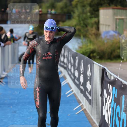 25.08.2024 - Elbe Triathlon Hamburg H.Heesch http://msf.ph/oto/6861453 25.08.2024 09:17:54 Schwimmen 381, 421 meine-sportfotos.de