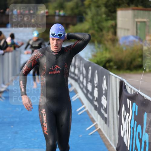 25.08.2024 - Elbe Triathlon Hamburg H.Heesch http://msf.ph/oto/6861461 25.08.2024 09:17:54 Schwimmen 381, 421 meine-sportfotos.de