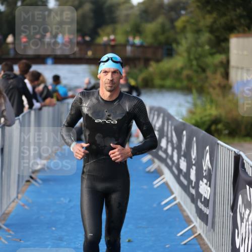 25.08.2024 - Elbe Triathlon Hamburg H.Heesch http://msf.ph/oto/6861500 25.08.2024 09:17:58 Schwimmen 361, 381, 384, 421, 435 meine-sportfotos.de