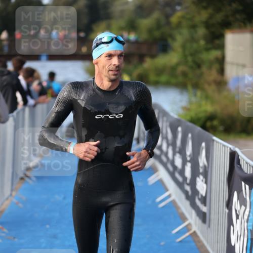 25.08.2024 - Elbe Triathlon Hamburg H.Heesch http://msf.ph/oto/6861517 25.08.2024 09:17:58 Schwimmen 361, 381, 384, 421, 435 meine-sportfotos.de