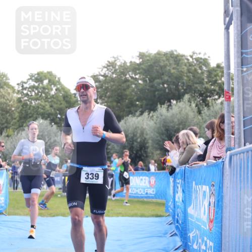 25.08.2024 - Elbe Triathlon Hamburg H.Heesch http://msf.ph/oto/6861521 25.08.2024 11:04:25 Ziel 138, 210, 296, 339 meine-sportfotos.de