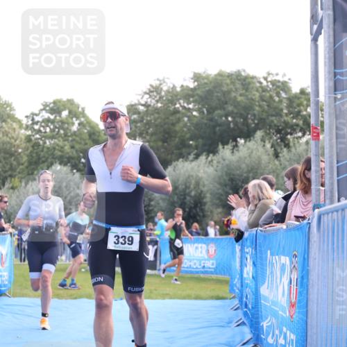 25.08.2024 - Elbe Triathlon Hamburg H.Heesch http://msf.ph/oto/6861526 25.08.2024 11:04:25 Ziel 138, 210, 296, 339 meine-sportfotos.de
