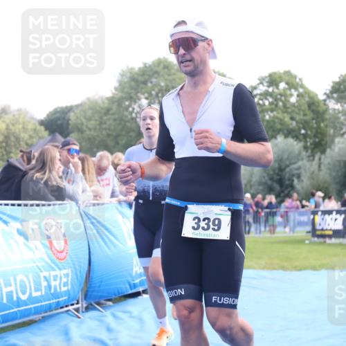 25.08.2024 - Elbe Triathlon Hamburg H.Heesch http://msf.ph/oto/6861554 25.08.2024 11:04:26 Ziel 138, 210, 339 meine-sportfotos.de