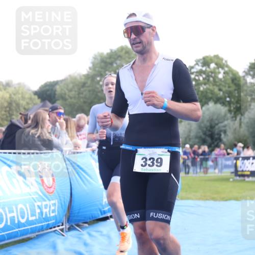 25.08.2024 - Elbe Triathlon Hamburg H.Heesch http://msf.ph/oto/6861557 25.08.2024 11:04:26 Ziel 138, 210, 339 meine-sportfotos.de