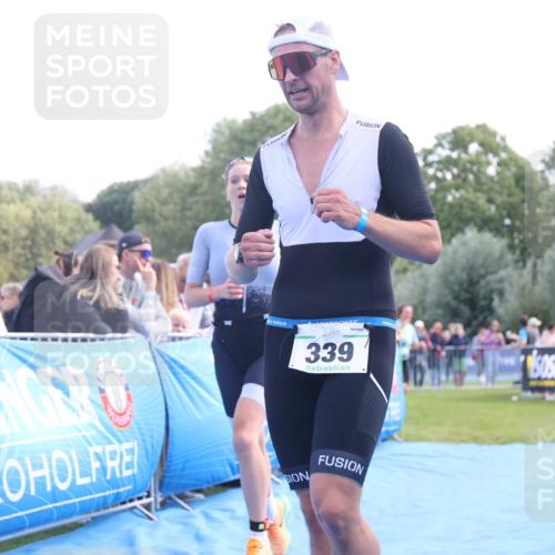 25.08.2024 - Elbe Triathlon Hamburg H.Heesch http://msf.ph/oto/6861558 25.08.2024 11:04:26 Ziel 138, 210, 339 meine-sportfotos.de
