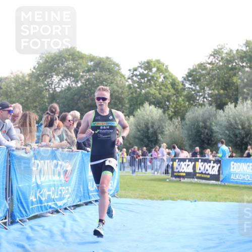 25.08.2024 - Elbe Triathlon Hamburg H.Heesch http://msf.ph/oto/6861685 25.08.2024 11:04:58 Ziel 237, 595 meine-sportfotos.de