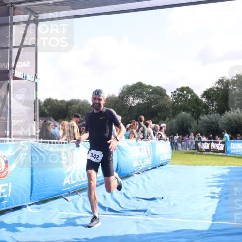 25.08.2024 - Elbe Triathlon Hamburg H.Heesch http://msf.ph/oto/6862371 25.08.2024 11:06:01 Ziel 342 meine-sportfotos.de