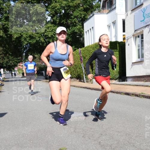 25.08.2024 - 20. Blankeneser Heldenlauf Strokosch-Dieckow http://msf.ph/oto/6862511 25.08.2024 10:20:27 Ziel 6173, 6207, 6293, 6294, 6513 meine-sportfotos.de