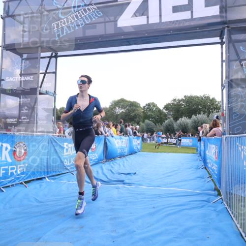 25.08.2024 - Elbe Triathlon Hamburg H.Heesch http://msf.ph/oto/6862585 25.08.2024 11:06:50 Ziel 563 meine-sportfotos.de
