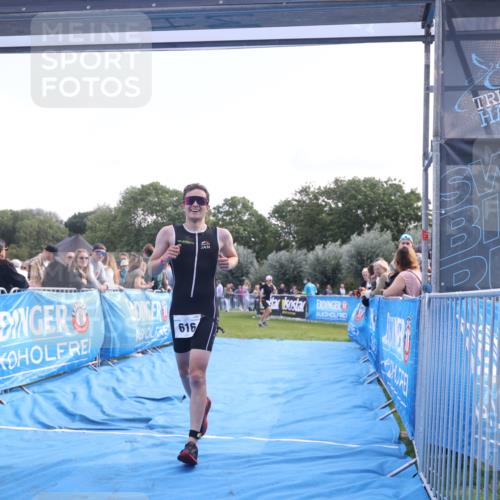25.08.2024 - Elbe Triathlon Hamburg H.Heesch http://msf.ph/oto/6862708 25.08.2024 11:07:02 Ziel 126, 616 meine-sportfotos.de