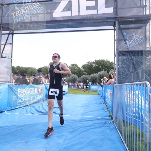 25.08.2024 - Elbe Triathlon Hamburg H.Heesch http://msf.ph/oto/6862731 25.08.2024 11:07:02 Ziel 126, 616 meine-sportfotos.de