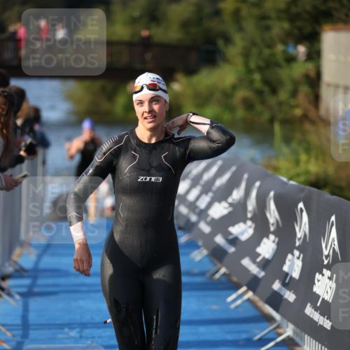 25.08.2024 - Elbe Triathlon Hamburg H.Heesch http://msf.ph/oto/6863030 25.08.2024 09:31:21 Schwimmen 467, 484 meine-sportfotos.de