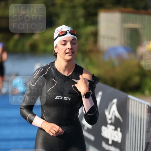 25.08.2024 - Elbe Triathlon Hamburg H.Heesch http://msf.ph/oto/6863055 25.08.2024 09:31:22 Schwimmen 467, 484 meine-sportfotos.de