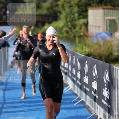 25.08.2024 - Elbe Triathlon Hamburg H.Heesch http://msf.ph/oto/6863137 25.08.2024 09:31:38 Schwimmen 450, 467, 468, 484, 497, 512, 525 meine-sportfotos.de