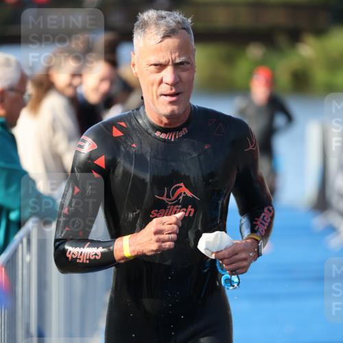 25.08.2024 - Elbe Triathlon Hamburg H.Heesch http://msf.ph/oto/6863269 25.08.2024 09:31:51 Schwimmen 446, 450, 468, 497, 512, 525, 543 meine-sportfotos.de