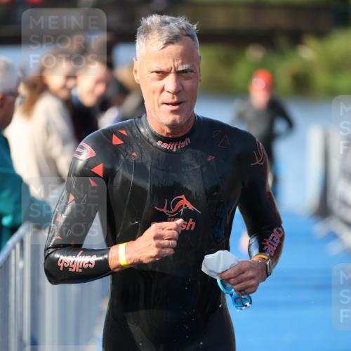 25.08.2024 - Elbe Triathlon Hamburg H.Heesch http://msf.ph/oto/6863272 25.08.2024 09:31:51 Schwimmen 446, 450, 468, 497, 512, 525, 543 meine-sportfotos.de