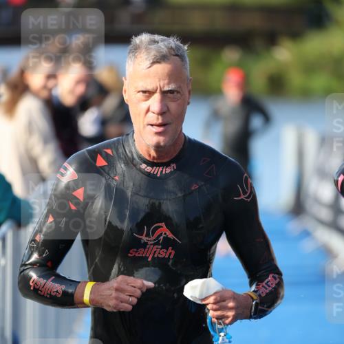 25.08.2024 - Elbe Triathlon Hamburg H.Heesch http://msf.ph/oto/6863274 25.08.2024 09:31:51 Schwimmen 446, 450, 468, 497, 512, 525, 543 meine-sportfotos.de