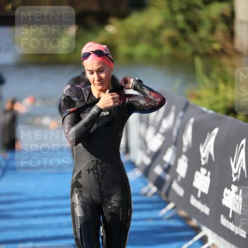 25.08.2024 - Elbe Triathlon Hamburg H.Heesch http://msf.ph/oto/6864408 25.08.2024 09:35:57 Schwimmen 461, 487, 521, 532, 540 meine-sportfotos.de