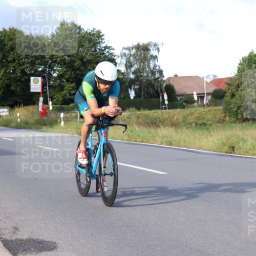 25.08.2024 - Elbe Triathlon Hamburg Fuchs,  Jonas http://msf.ph/oto/6864576 25.08.2024 09:22:45 Radfahren 327, 209, 45, 443, 266 meine-sportfotos.de