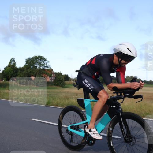 25.08.2024 - Elbe Triathlon Hamburg Fuchs,  Jonas http://msf.ph/oto/6865338 25.08.2024 09:23:53 Radfahren 310, 404, 60, 278, 142 meine-sportfotos.de