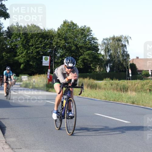 25.08.2024 - Elbe Triathlon Hamburg Fuchs,  Jonas http://msf.ph/oto/6868625 25.08.2024 09:31:07 Radfahren 400, 254, 271, 67, 113, 136, 187, 257, 302 meine-sportfotos.de