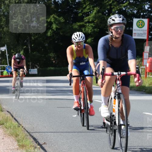 25.08.2024 - Elbe Triathlon Hamburg Fuchs,  Jonas http://msf.ph/oto/6869303 25.08.2024 11:06:12 Radfahren 1665, 1657, 1666 meine-sportfotos.de