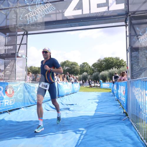 25.08.2024 - Elbe Triathlon Hamburg H.Heesch http://msf.ph/oto/6869860 25.08.2024 11:08:12 Ziel 349, 358 meine-sportfotos.de