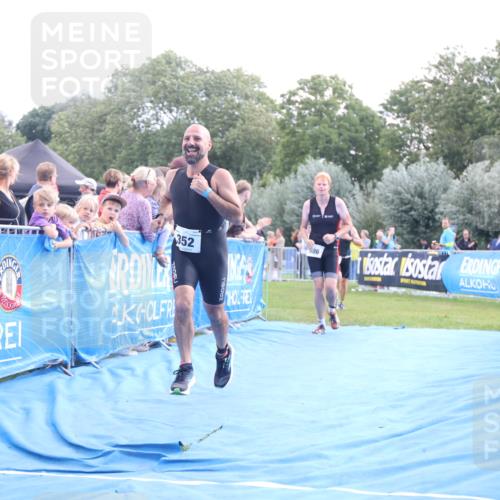 25.08.2024 - Elbe Triathlon Hamburg H.Heesch http://msf.ph/oto/6870101 25.08.2024 11:35:17 Ziel 352, 463, 686, 713 meine-sportfotos.de