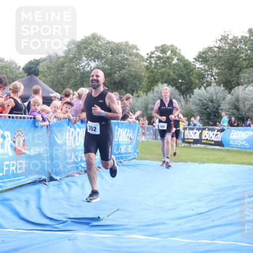 25.08.2024 - Elbe Triathlon Hamburg H.Heesch http://msf.ph/oto/6870120 25.08.2024 11:35:18 Ziel 352, 463, 686, 713 meine-sportfotos.de