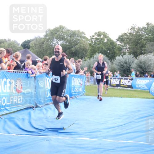 25.08.2024 - Elbe Triathlon Hamburg H.Heesch http://msf.ph/oto/6870132 25.08.2024 11:35:18 Ziel 352, 463, 686, 713 meine-sportfotos.de