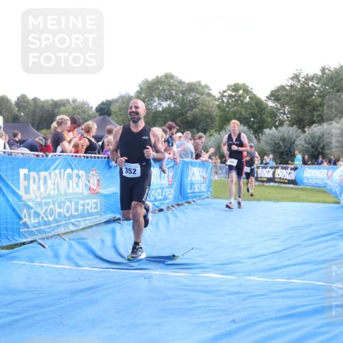 25.08.2024 - Elbe Triathlon Hamburg H.Heesch http://msf.ph/oto/6870169 25.08.2024 11:35:18 Ziel 352, 463, 686, 713 meine-sportfotos.de