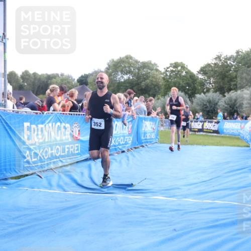 25.08.2024 - Elbe Triathlon Hamburg H.Heesch http://msf.ph/oto/6870172 25.08.2024 11:35:18 Ziel 352, 463, 686, 713 meine-sportfotos.de