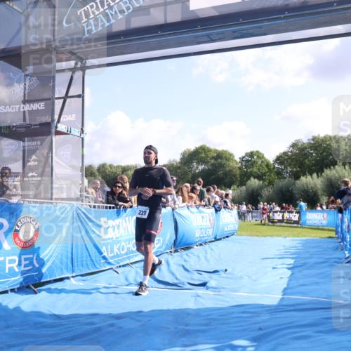 25.08.2024 - Elbe Triathlon Hamburg H.Heesch http://msf.ph/oto/6870579 25.08.2024 11:08:35 Ziel 228, 602 meine-sportfotos.de