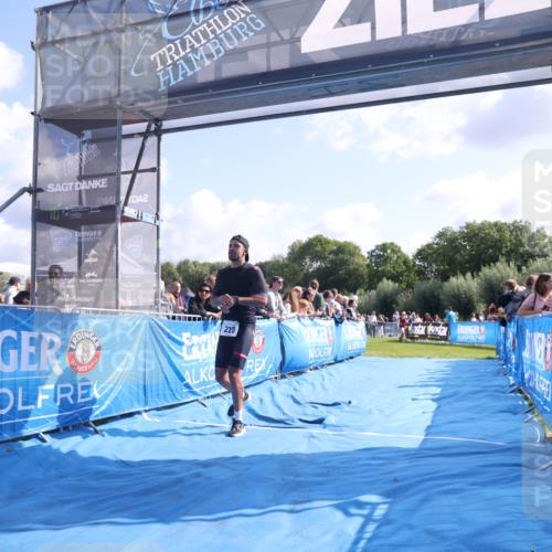 25.08.2024 - Elbe Triathlon Hamburg H.Heesch http://msf.ph/oto/6870585 25.08.2024 11:08:35 Ziel 228, 602 meine-sportfotos.de