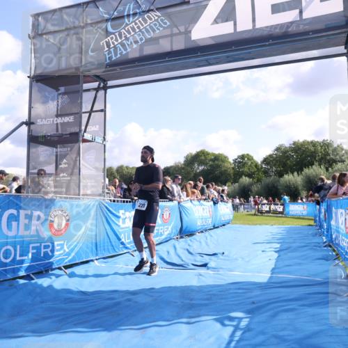 25.08.2024 - Elbe Triathlon Hamburg H.Heesch http://msf.ph/oto/6870593 25.08.2024 11:08:35 Ziel 228, 602 meine-sportfotos.de